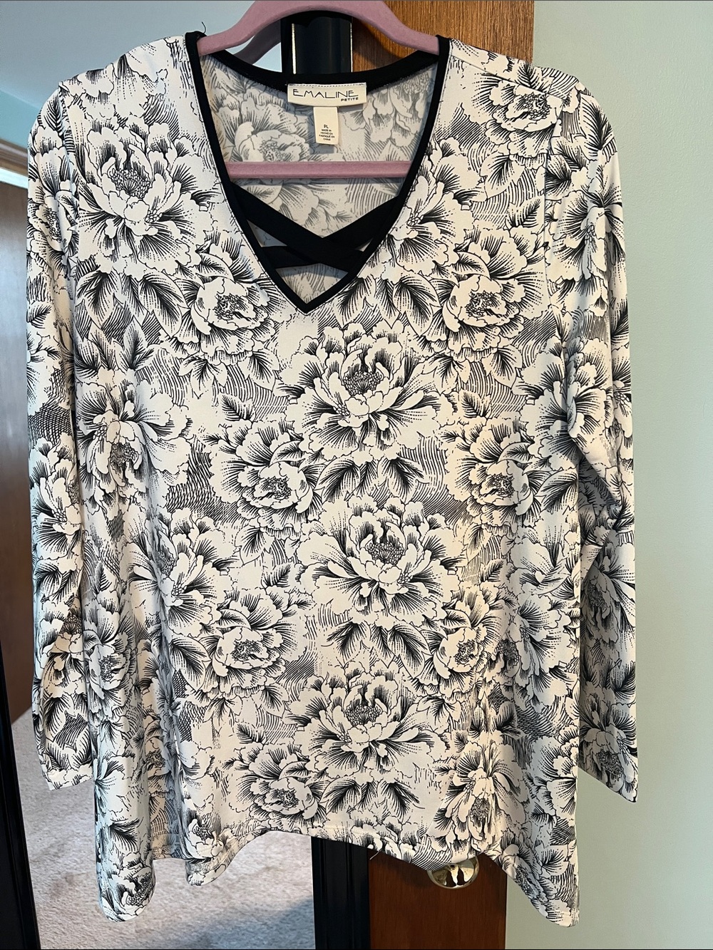 Emaline Women's Black & White Floral V-Neck Top size PL